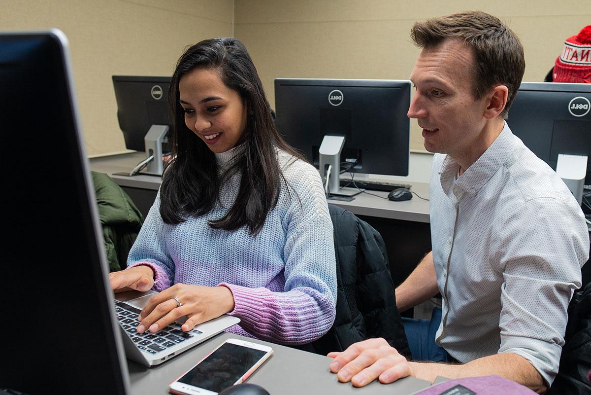 Professor 罗比比恩 in class with a student